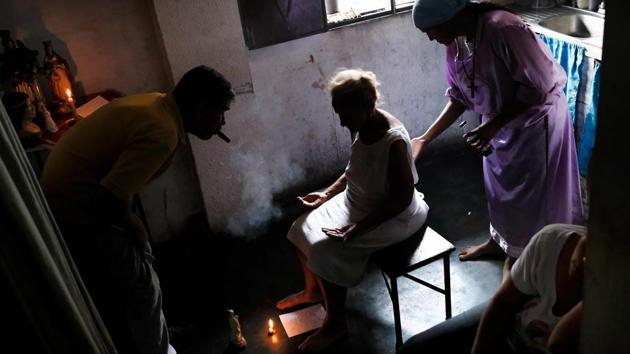 Venezuelan Esperanza Castillo (C), 74, is teated at the clinic of “Guayanese Brother”. With Venezuela’s chronic medicine shortages and hyperinflation, more and more people are turning to alternative medicine to treat common ailments in the crisis-wracked South American country. (Matias Delacroix / AFP)