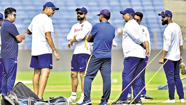 (2nd from left) Indian cricket team head coach Ravi Shastri and captain Virat Kohli interact with ground staff at MCA stadium in Pune on Wednesday. (Pratham Gokhale/HT Photo) (2nd from left) Indian cricket team head coach Ravi Shastri and captain Virat Kohli interact with ground staff at MCA stadium in Pune on Wednesday. (Pratham Gokhale/HT Photo)
