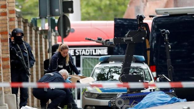Police officers work at the site of a shooting, in which two people were killed, in Halle, Germany on October 9, 2019. (Reuters File Photo) Police officers work at the site of a shooting, in which two people were killed, in Halle, Germany on October 9, 2019. (Reuters File Photo)