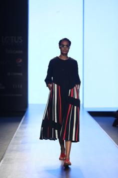 A model showcases Munkee.see Munkee.Doo’s latest collection comprising cottons handwoven in Manipur. The designs exhibit a play of architecture and sculptural lines, giving the collection a graphic outline. 