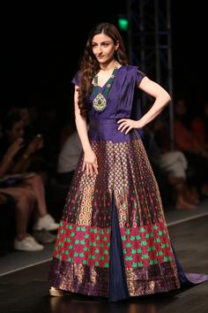 Actor Soha Ali Khan walks for Sanjukta Dutta at LMIFW SS’20 Day 2. 