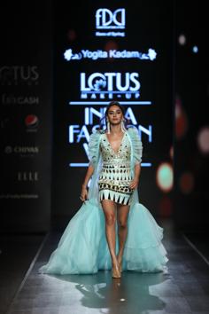 Shibani Dandekar turns showstopper for Yogita Kadam at LMIFW SS’20 Day 2. 