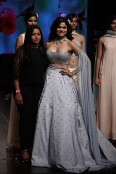 Shamita Shetty turns showstopper for designer Priya Machineni at LMIFW SS’20 Day2. 