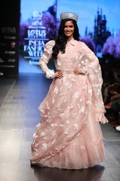 Vartika Singh turns showstopper for Parul and Ashie at LMIFW SS’20 Day 2. 