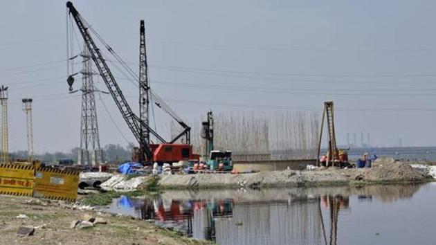 DDA officials said the demolition has been carried out in accordance with the National Green Tribunal orders and between 200-300 slums were demolished.(HT Archive/Representative Image)