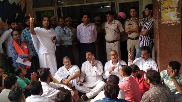 Members of vigilante group protest against police outside police station in Gurugram. (HT Photos) Members of vigilante group protest against police outside police station in Gurugram. (HT Photos)