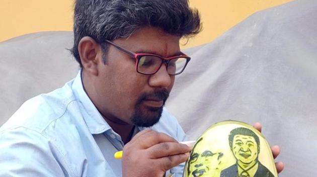 M. Elanchezhian (31), a fruit and vegetable carving artist in Tamil Nadu’s Theni district, has carved out the images of Prime Minister Narendra Modi and Chinese President Xi Jinping on a watermelon (IANS) M. Elanchezhian (31), a fruit and vegetable carving artist in Tamil Nadu’s Theni district, has carved out the images of Prime Minister Narendra Modi and Chinese President Xi Jinping on a watermelon (IANS)