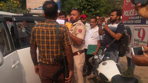 The other taxi drivers tried to rescue him and got into a fist fight with the cops following which one of them flashed his rifle. (HT PHOTO) The other taxi drivers tried to rescue him and got into a fist fight with the cops following which one of them flashed his rifle. (HT PHOTO)