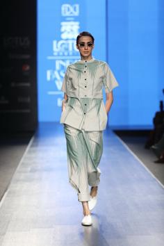 A model showcases Munkee.see Munkee.Doo’s latest collection comprising cottons handwoven in Manipur. The designs exhibit a play of architecture and sculptural lines, giving the collection a graphic outline. 