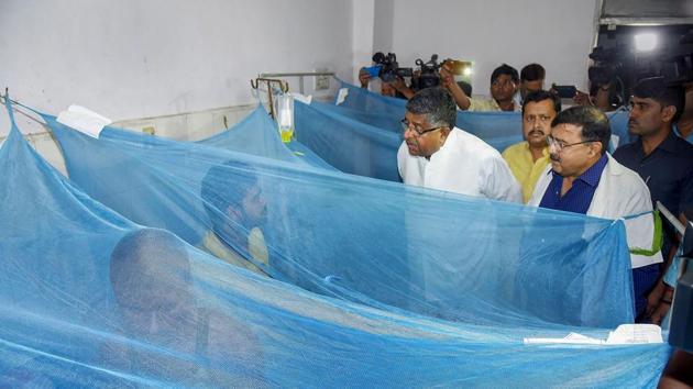 Union Minister and Patna Sahib MP Ravi Shankar Prasad met patients being treated for dengue, at Patna Medical College and Hospital in Patna, Wednesday, Oct. 9, 2019.(PTI) Union Minister and Patna Sahib MP Ravi Shankar Prasad met patients being treated for dengue, at Patna Medical College and Hospital in Patna, Wednesday, Oct. 9, 2019.(PTI)