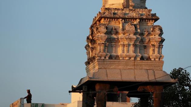 A policeman stands guard near Shore temple a day before the visit of Chinese President Xi Jinping in Mamallapuram on the outskirts of Chennai.(REUTERS) A policeman stands guard near Shore temple a day before the visit of Chinese President Xi Jinping in Mamallapuram on the outskirts of Chennai.(REUTERS)