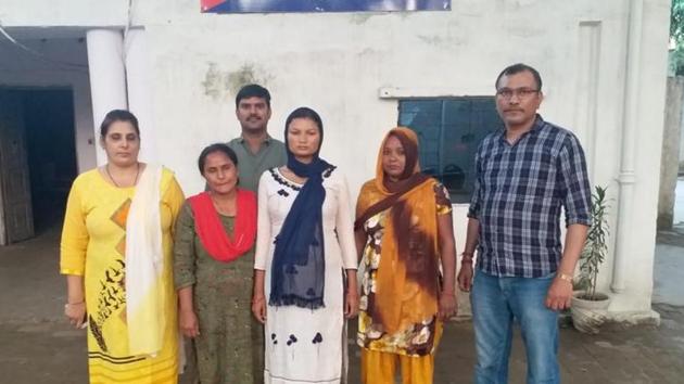 The three women pickpockets (in the centre of the photo) in police custody. (SOURCED) The three women pickpockets (in the centre of the photo) in police custody. (SOURCED)