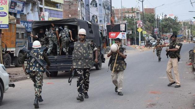 Police and paramilitary forces try to contain fresh round of communal violence in Bihar’s Jehanabad town.(HT Photo)