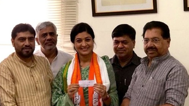 Alka Lamba at Congress office with other party leaders in Delhi on Oct 12, 2019. (Photo @LambaAlka)