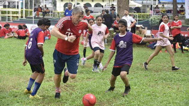 Klaus Augenthaler during a mentorship programme in Mumbai.