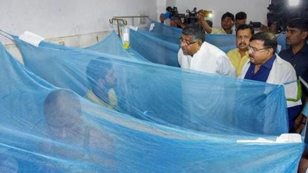 Union Minister and Patna Sahib MP Ravi Shankar Prasad meets patients being treated for dengue at Patna Medical College and Hospital.(PTI PHOTO.)
