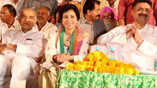 UNITED SHOW Haryana Congress president Kumari Selja flanked by Pawan Kumar Bansal and party candidate from Panchkula, Chander Mohan, during campaigning at Sector 16 in Panchkula on Friday. Selja also campaigned for party's Kalka candidate Pradeep Chaudhary at Chauna Chowk in Pinjore town of Kalka constituency.(Sanjeev Sharma/HT)