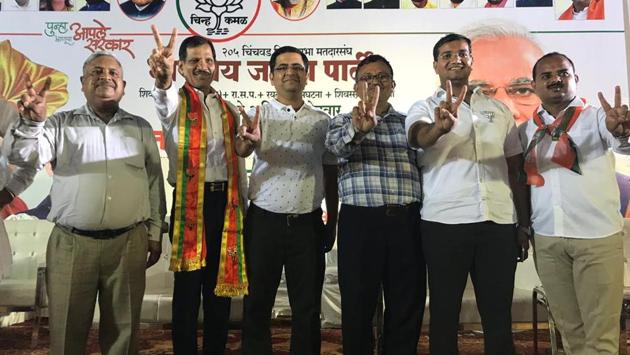 Members of the Pimpri Chinchwad Housing Socities federation with BJP leaders after a meeting regarding the action plan to solve water and other issues.(hT PHOTO)