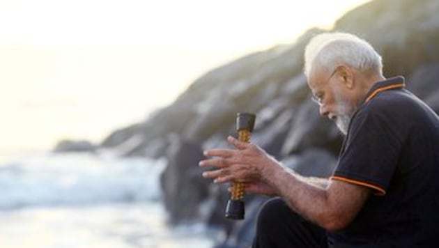 On Day 2 of the summit, PM Modi went on a cleanliness drive and a short video of the same showed him walking barefoot in the sand, collecting trash in a bag (Twitter/ Narendra Modi) On Day 2 of the summit, PM Modi went on a cleanliness drive and a short video of the same showed him walking barefoot in the sand, collecting trash in a bag (Twitter/ Narendra Modi)