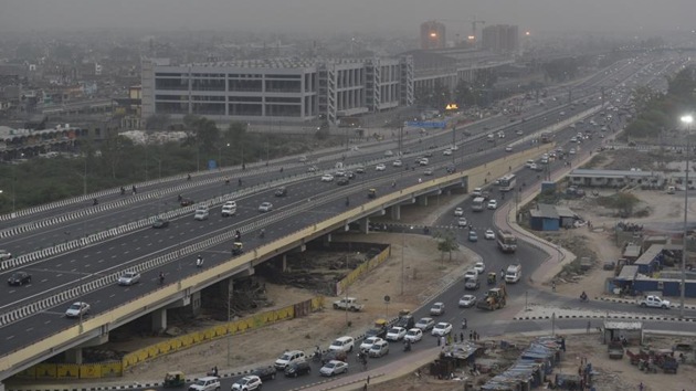 A view of the Delhi-Meerut Expressway (National Highway 24) in New Delhi on April 26, 2018. (Sanchit Khanna/HT PHOTO)