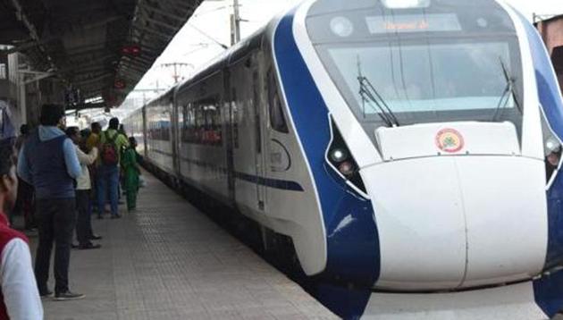Passengers seen boarding India's first semi-high speed express train Vande Bharat Express. (Photo:Sheeraz Rizvi/Hindustan Times) Passengers seen boarding India's first semi-high speed express train Vande Bharat Express. (Photo:Sheeraz Rizvi/Hindustan Times)