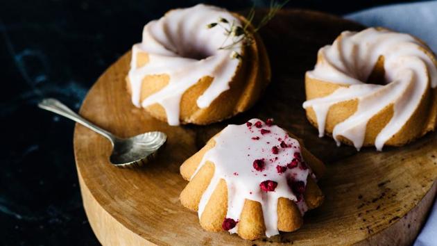 Sponge pie slathered with generous amounts of butter cream. (unsplash)