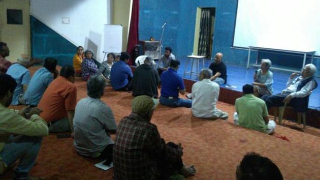 Two citizens groups, Bhavtal and Maitri held the first meeting on Saturday at Indradhanushya hall near Mhatre bridge, Dattawadi (HT PHOTO) Two citizens groups, Bhavtal and Maitri held the first meeting on Saturday at Indradhanushya hall near Mhatre bridge, Dattawadi (HT PHOTO)