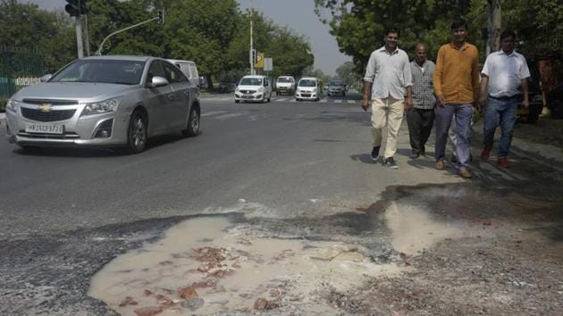 Government data shows that potholes and rough patches have been identified at 1,306 locations.(sushil kumar/ht photo)