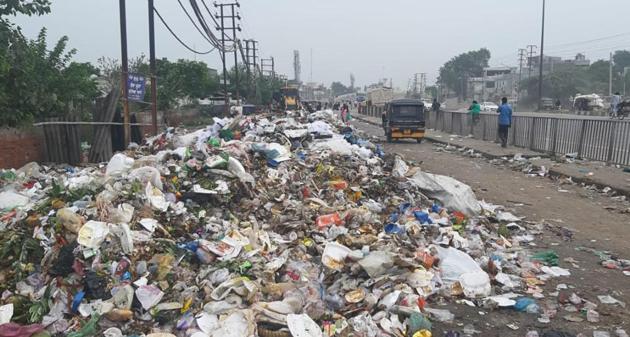 The MC commissioner said that the civic body is serious about resolving the issue but no alternative spaces are available for dumping of waste generated in the area.(HT PHOTO)