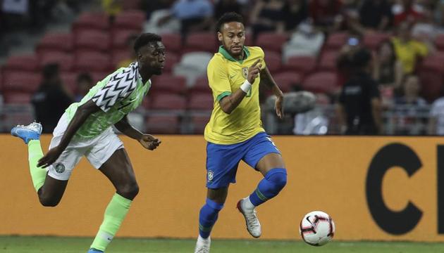 Neymar Jr, right, and Nigeria's Anderson Esiti go for the ball during the international friendly match between Brazil and Nigeria. (AP)