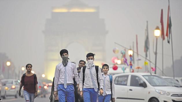 Residents of Delhi woke to a hazy morning on Monday as the air quality index (AQI) of the national capital dipped again to the ‘poor’ category for the fifth day.(Raj K Raj/HT PHOTO)