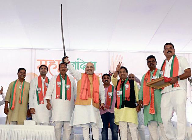 Union Home Minister Amit Shah holding the sword at an election rally in Maharashtra.(ANI Photo) Union Home Minister Amit Shah holding the sword at an election rally in Maharashtra.(ANI Photo)
