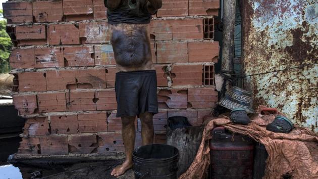 Elferink said consumers occasionally exposed to oil-soaked crab don’t likely face a health risk. Elferink hasn’t inspected Maracaibo’s fishing industry, but he led a five-year study of seafood contamination after the 2010 Deepwater Horizon disaster in the Gulf of Mexico. (Rodrigo Abd / AP)