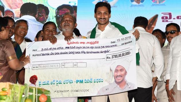 Acknowledging the Central contribution to the scheme, the Jagan government used a photograph of Prime Minister Narendra Modi in the publicity of the scheme.(HT PHOTO.)