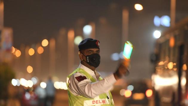 A traffic police personnel wears a pollution mask to protect himself from smog, in New Delhi.(HT Photos) A traffic police personnel wears a pollution mask to protect himself from smog, in New Delhi.(HT Photos)