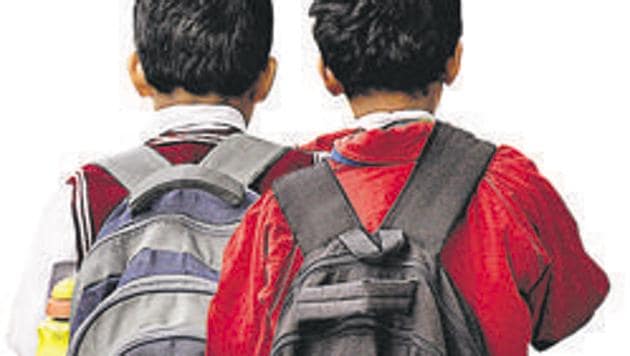 HRD Ministry had formed the guidelines in 2016 to ensure students do not get bogged down with the burden of carrying heavy bags to schools. (Representational image) (HT file) HRD Ministry had formed the guidelines in 2016 to ensure students do not get bogged down with the burden of carrying heavy bags to schools. (Representational image) (HT file)