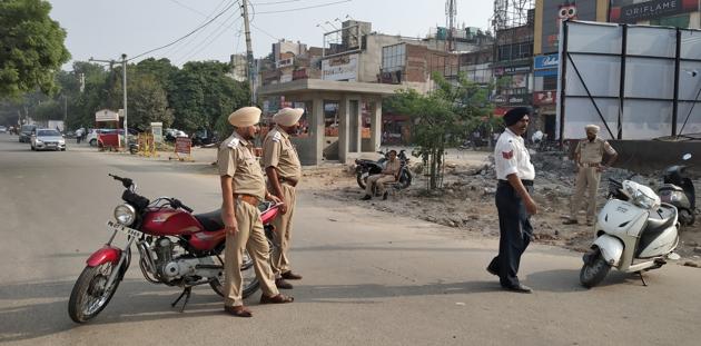 Commuters said they had difficulty finding parking space near no-vehicle zones.(HT Photo)