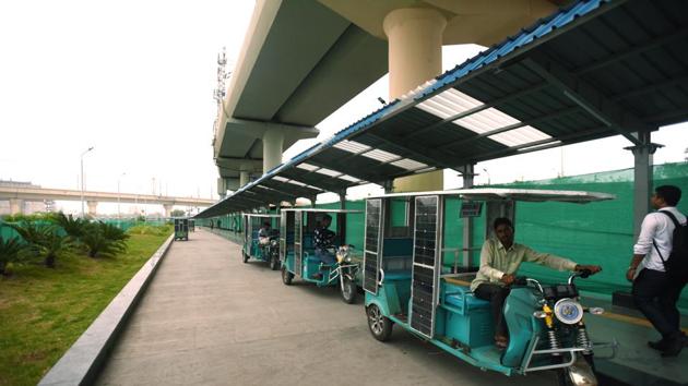 The DMRC had earlier filed an affidavit before the Supreme Court, seeking an approval for the registration of 15,000 e-auto-rickshaws to provide last-mile connectivity from all its 184 Metro stations in the city, as the existing e-rickshaws can ply only on selected routes. (Virendra Singh Gosain/HT PHOTO) The DMRC had earlier filed an affidavit before the Supreme Court, seeking an approval for the registration of 15,000 e-auto-rickshaws to provide last-mile connectivity from all its 184 Metro stations in the city, as the existing e-rickshaws can ply only on selected routes. (Virendra Singh Gosain/HT PHOTO)