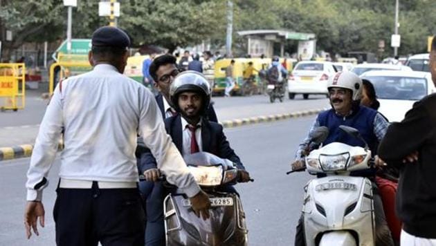 Delhi Traffic Police is withdrawing about 1.5 lakh challans issued in two and a half months between August and October 10.(Sonu Mehta/HT PHOTO)