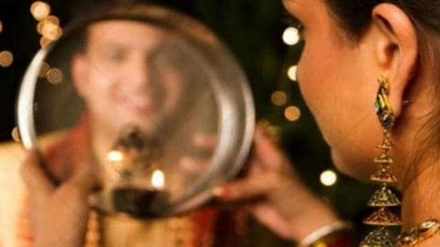 Karwa Chauth 2019: Karwa Chauth, the festival when women observe fasts and pray for their partner’s long life has come.(HT File Photo) Karwa Chauth 2019: Karwa Chauth, the festival when women observe fasts and pray for their partner’s long life has come.(HT File Photo)
