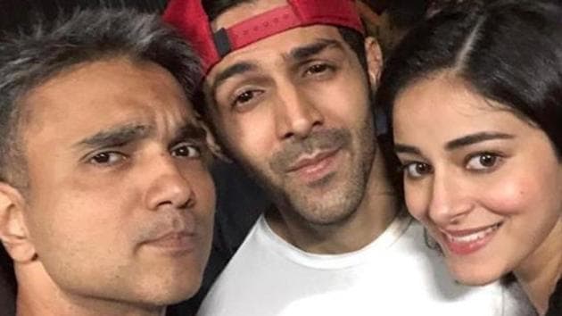 Mudassar Aziz poses with Pati Patni Aur Woh stars Kartik Aaryan and Ananya Panday. Mudassar Aziz poses with Pati Patni Aur Woh stars Kartik Aaryan and Ananya Panday.