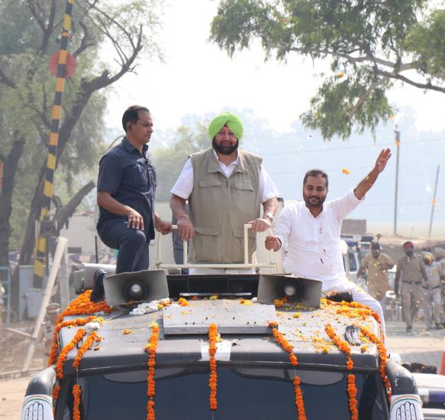 Punjab chief minister Captain Amarinder Singh during a roadshow in support of Congress candidate Raminder Singh Awla in Jalalabad on Wednesday.(HT Photo)