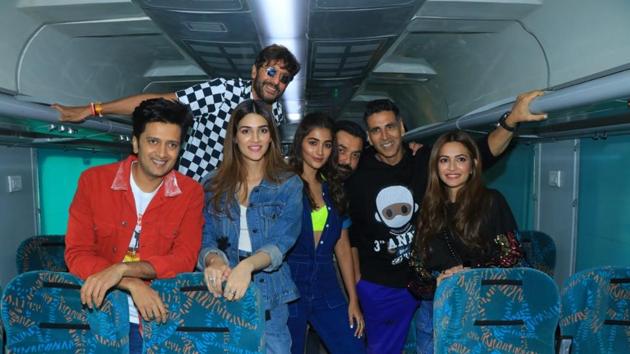 The main cast of Housefull 4, led by Akshay Kumar, inside the train.(Varinder Chawla)