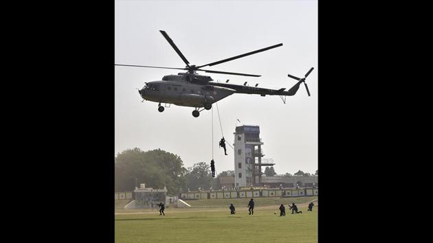 NSG Commandos perform an aerial drill. “Our latest functional hub has been established in Srinagar to handle any kind of situation there,” said NSG Director General (DG) SS Deshwal. (Sanjeev Verma/HT Photo)