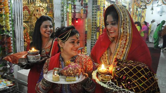 Karwa Chauth celebrations at a temple in Chandigarh. (Karun Sharma/Hindustan times)