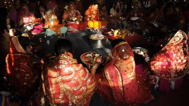 Hindu married women perform rituals during the Karwa Chauth festival at Sai temple, in Noida. (Burhaan Kinu/HT PHOTO)