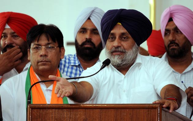 SAD president Sukhbir Badal along with SAD-BJP candidate Rajesh Bagha addressing the gethering during a political rally ahead of bypoll at Phagwara, India on Wednesday.(HT Photo)