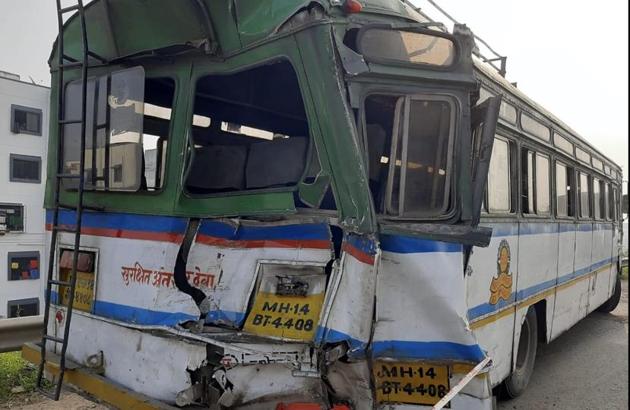 A truck rammed into a stationary state transport (ST) bus in Sutarwadi, Pashan on Tuesday morning killing the bus driver and conductor. (HT/PHOTO) A truck rammed into a stationary state transport (ST) bus in Sutarwadi, Pashan on Tuesday morning killing the bus driver and conductor. (HT/PHOTO)