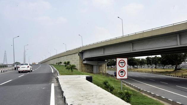 Police said that the same speed limit may eventually be fixed for all other highway stretches in the national capital. (Sonu Mehta / HT Photo) Police said that the same speed limit may eventually be fixed for all other highway stretches in the national capital. (Sonu Mehta / HT Photo)