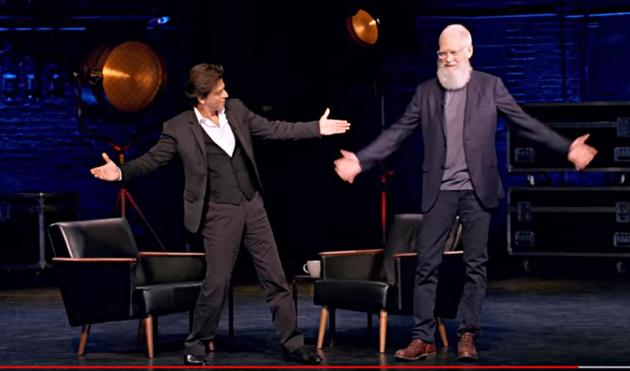 Copying SRK’s signature pose. David Letterman met SRK in New York for his new show, spoke to him in front of a live audience, and travelled to Mumbai to capture the star at home in Mannat.